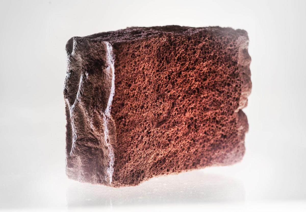 Durch die stabförmige Zellstruktur kann der Blähglasschotter bei Belastung zyklische und dynamische Lasten bestens aufnehmen. | Foto: Veriso