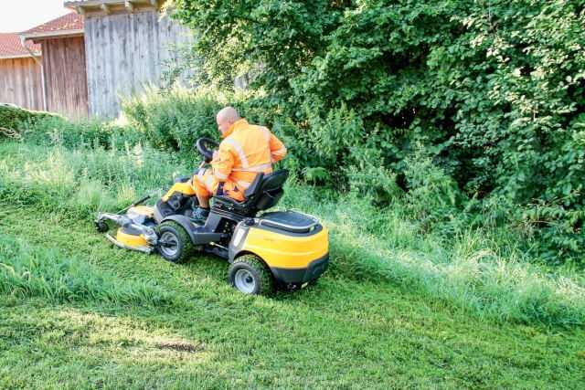Der spezialbereifte Allradmäher zeigte sogar im durchschnittlich 40 cm hohen Grün am Hang seine Stärken – auch ohne Hochgras-Mähdeck.