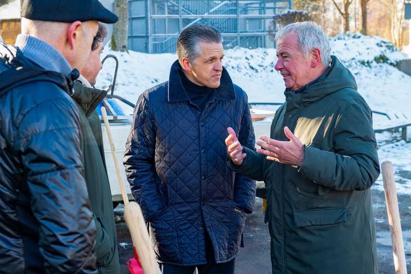 Baumpflanzung in Villingen-Schwenningen Bundesminister Thorsten Frei (Mitte) mit VGL BW Geschäftsführer Reiner Bierig (r.) im Gespräch. | Foto: VGL BW