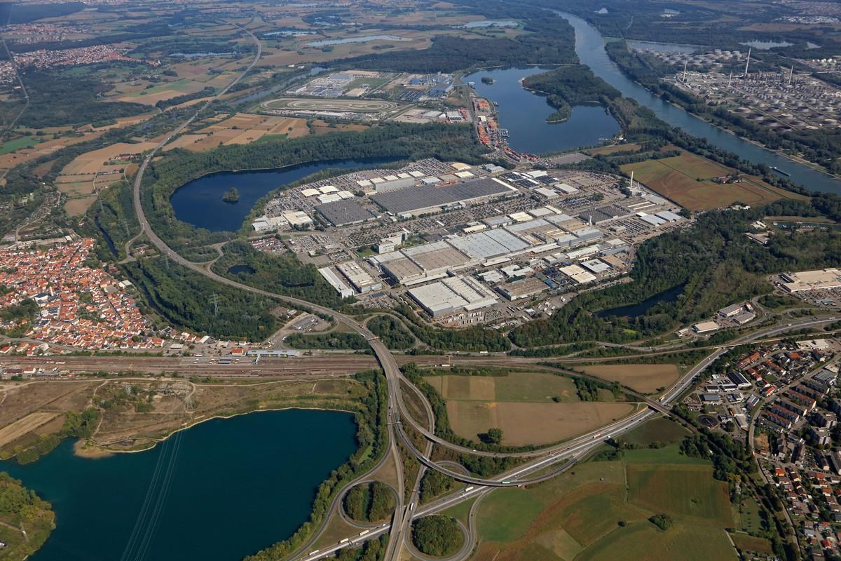 Aus der Luft sind die Dimensionen des größten Lkw-Werkes von Mercedes-Benz Trucks in Wörth gut sichtbar. | Foto: Daimler Truck AG