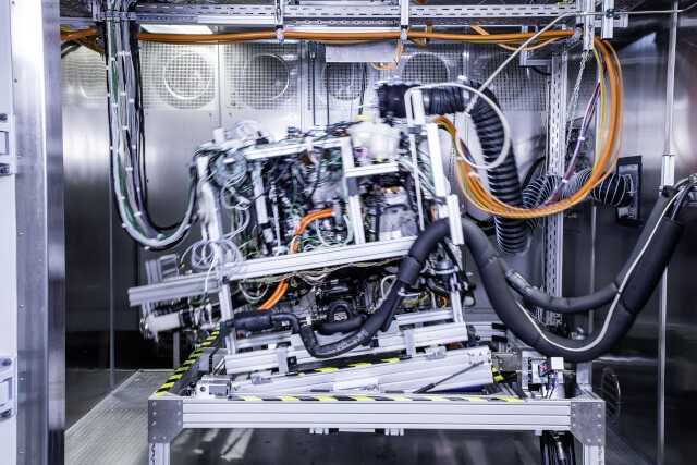 Die Antriebseinheit des Mercedes GLC F-Cell in Kirchheim-Nabern auf dem Prüfstand