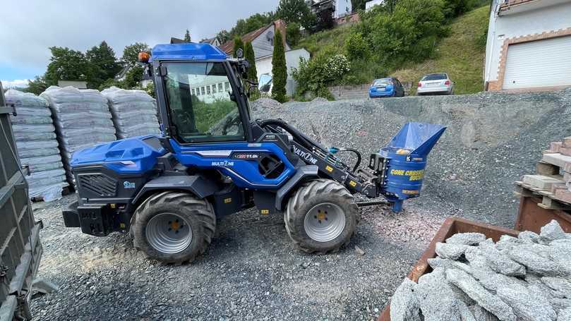 Mit dem Anbau-Kegelbrecher lassen sich alte Pflastersteine und Betonbruch zu neuem Untergrund umgestalten. | Foto: Multione Mit dem Anbau-Kegelbrecher lassen sich alte Pflastersteine und Betonbruch zu neuem Untergrund umgestalten. | Foto: Multione
