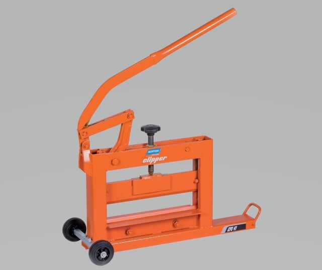 Komplettiert wird das neue Norton Clipper-Verdichtungssortiment durch den Steinknacker CPS 41. Fotos: Saint-Gobain Abrasives GmbH Komplettiert wird das neue Norton Clipper-Verdichtungssortiment durch den Steinknacker CPS 41. Fotos: Saint-Gobain Abrasives GmbH