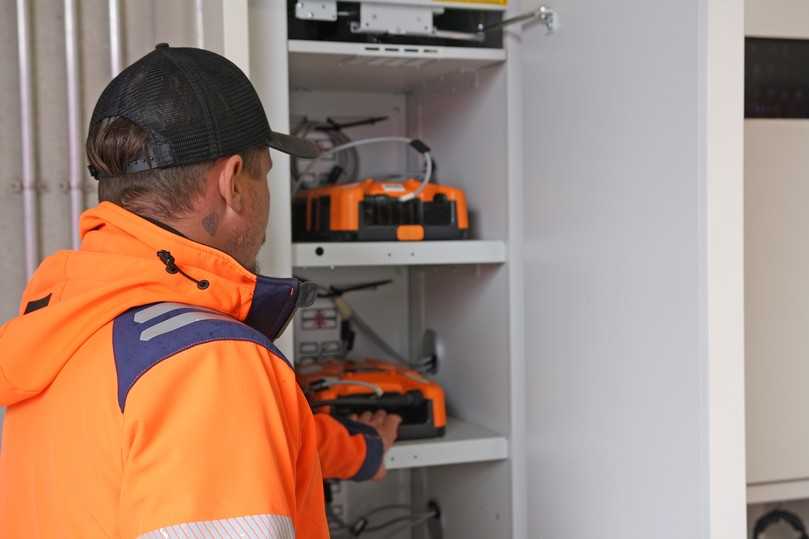 Die Akkus werden im Sicherheitsschrank „Securion Pro" gelagert und geladen. | Foto: Pellenc Die Akkus werden im Sicherheitsschrank „Securion Pro" gelagert und geladen. | Foto: Pellenc