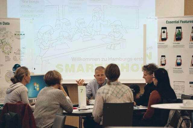 Teilnehmer arbeiteten in Kleingruppen an drei Postern zu den Themen Urban Story, Open Data und Features.