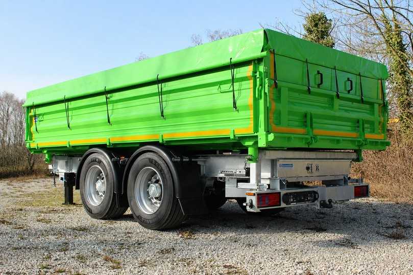Der Tandem-Dreiseitenkipper (19 Tonnen) eignet sich für den Schüttgut- und Maschinentransport. Durch Aufsatzbordwände, Rollplane, eingeschobene Rampen, Zurrösen und eine Pkw-Kupplung am Heck für weitere Arbeitsgeräte ist er eine flexible Transportlösung. | Foto: Blomenröhr