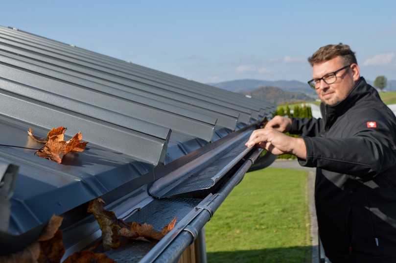 Die Montage erfolgt werkzeuglos: Das Gitter wird mithilfe der Stützbügel in die Rinne eingelegt und an der Wulst fixiert. | Foto: Zambelli Holding GmbH