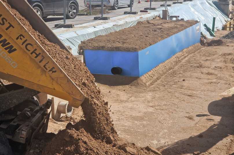 Insgesamt fünf KS-Bluebox-Elemente mit einem Retentionsvolumen von knapp 180 m3 kommen in Heidelberg zum Einsatz. Verbunden werden die mit 5 mm starken PE-HD Platten umhüllten Boxen mit Hilfe des besonders nachhaltigen Pipe2Pipe-Kanalrohrsystems. | Foto: Funke Kunststoffe