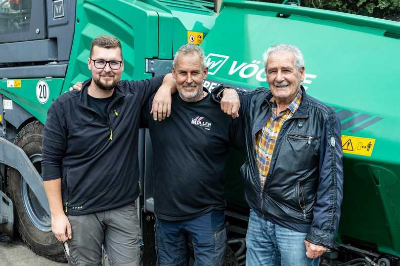 Familienunternehmen mit drei Generationen: Karl Müller (rechts), Ingo Müller (Mitte) und Marco Müller vor dem neuen Vögele Fertiger Super 1803-5 X. | Foto: Vögele