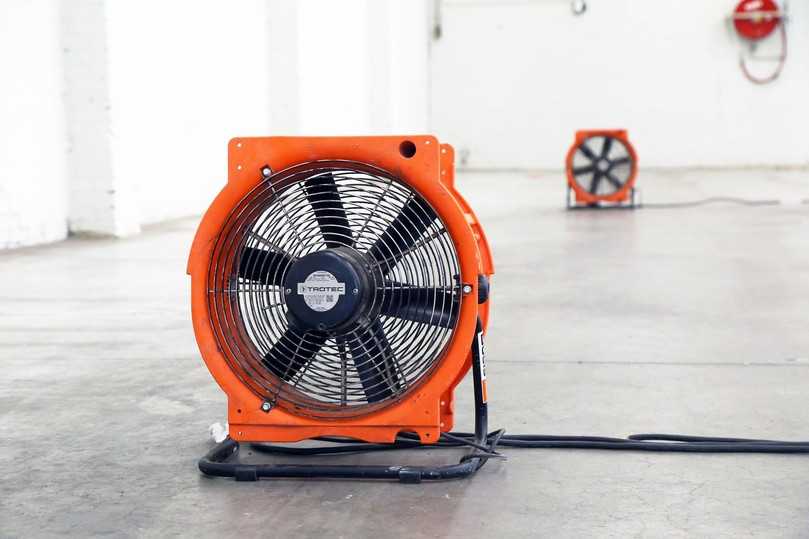 Leistungsstarke Ventilatoren sorgen für eine bessere Luftzirkulation und helfen dabei, Hitzestaus in Werkstätten, Hallen oder auf Baustellen zu reduzieren. | Foto: Boels Rental Leistungsstarke Ventilatoren sorgen für eine bessere Luftzirkulation und helfen dabei, Hitzestaus in Werkstätten, Hallen oder auf Baustellen zu reduzieren. | Foto: Boels Rental