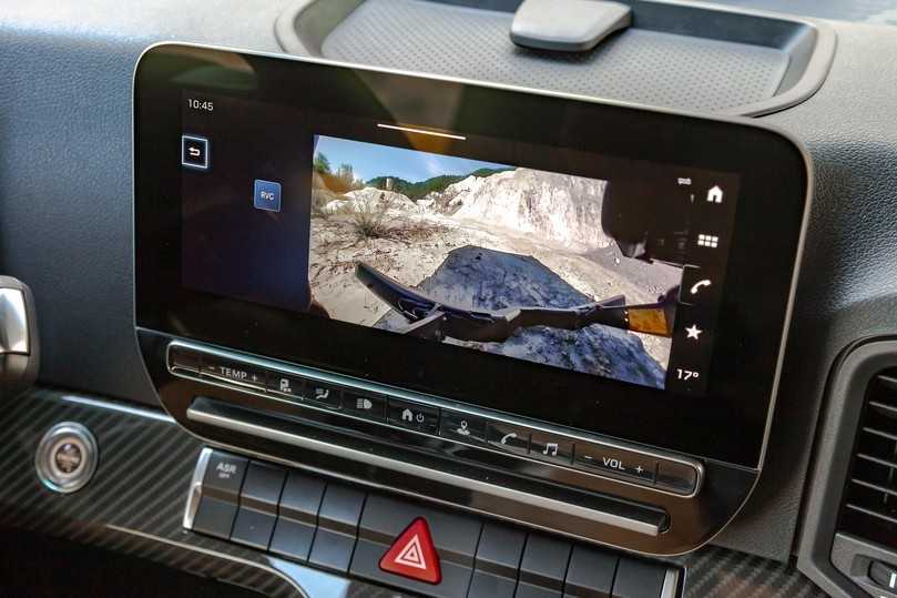 Das Sekundärdisplay für Fahrzeuginfos und Multimedia. Für häufige Nutzung gibt es Schnellwahltasten. | Foto: Marin Tomas Das Sekundärdisplay für Fahrzeuginfos und Multimedia. Für häufige Nutzung gibt es Schnellwahltasten. | Foto: Marin Tomas