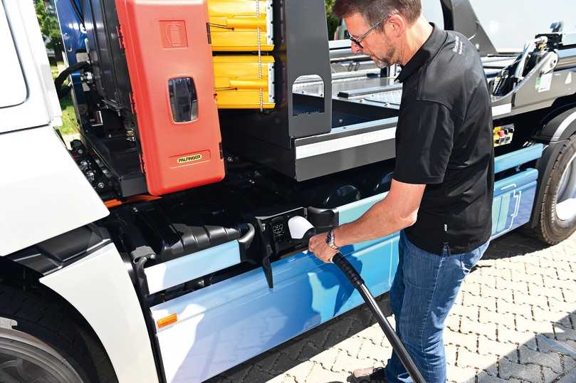 Der Stopp an der Ladesäule ist simpel. CCS-Stecker in die Ladebuchse des eActros und schon kann’s losgehen. | Foto: Mercedes-Benz Trucks, Meiller, Quatex Der Stopp an der Ladesäule ist simpel. CCS-Stecker in die Ladebuchse des eActros und schon kann’s losgehen. | Foto: Mercedes-Benz Trucks, Meiller, Quatex