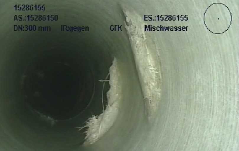 Abbildung 2: Beschädigtes GFK-Rohr nach der Hochdruckreinigung – Spül- oder Materialschaden? | Foto: IQS Engineering