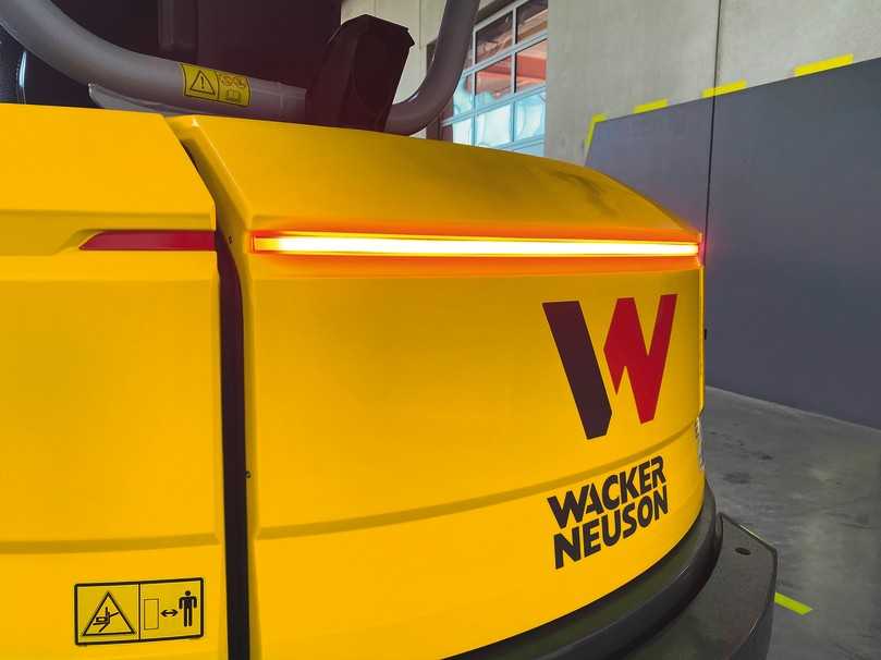 Das neue Active Working Signal (AWS) kommt bei den drei neuen Minibagger-Modellen ET42, ET58 und EZ50 erstmals zum Einsatz. Der in die Motorhaube integrierte rote LED-Streifen signalisiert, dass der Bagger in Betrieb ist. | Foto: Wacker Neuson Das neue Active Working Signal (AWS) kommt bei den drei neuen Minibagger-Modellen ET42, ET58 und EZ50 erstmals zum Einsatz. Der in die Motorhaube integrierte rote LED-Streifen signalisiert, dass der Bagger in Betrieb ist. | Foto: Wacker Neuson