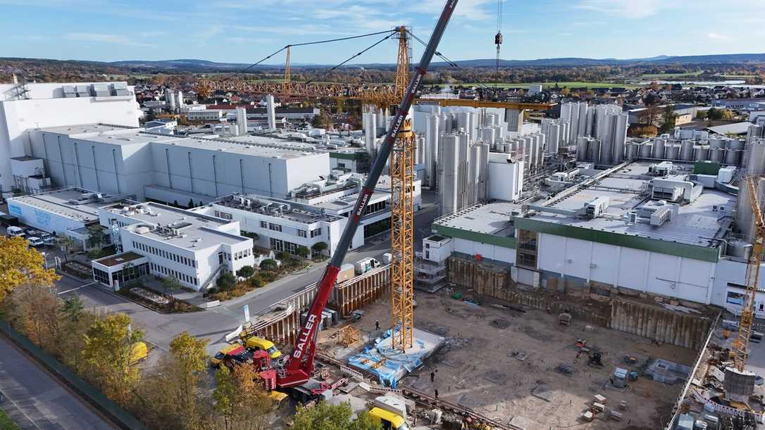 Großkran Liebherr 630 EC-H 50 arbeitet im Gebäude