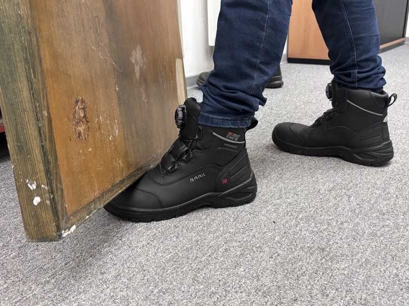 Baak Mav 217013 im Alltagstest: stabiler Zehenbereich und sicherer Stand direkt an Kanten und Schwellen | Foto: B_I MEDIEN/mj Baak Mav 217013 im Alltagstest: stabiler Zehenbereich und sicherer Stand direkt an Kanten und Schwellen | Foto: B_I MEDIEN/mj