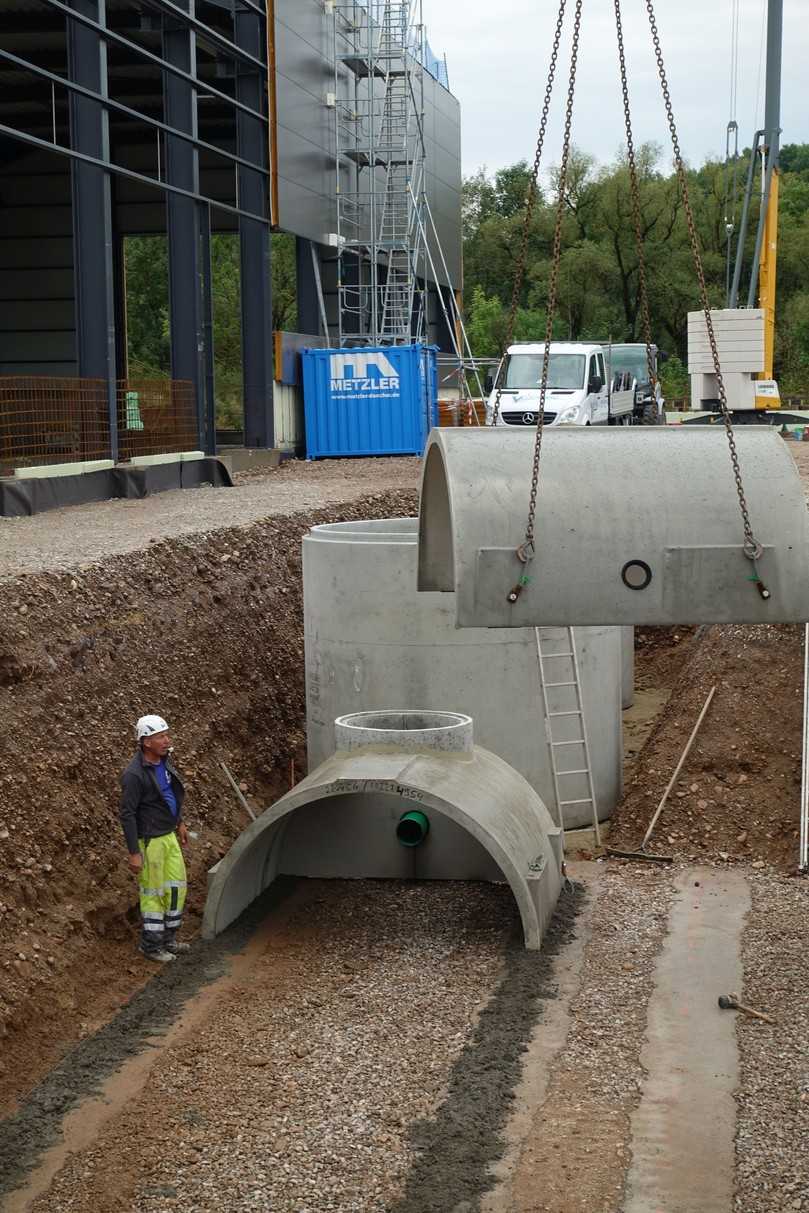 Montage der Betonfertigteile zu einem unterirdischen Sickertunnel. Im Hintergrund der Substratfilterschacht, der neben mineralölhaltigen Kohlenwasserstoffen auch Feststoffe wie Reifenabrieb und die Schwermetalle Kupfer und Zink aus dem Wasser entfernen kann. | Foto: Klaus W. König Montage der Betonfertigteile zu einem unterirdischen Sickertunnel. Im Hintergrund der Substratfilterschacht, der neben mineralölhaltigen Kohlenwasserstoffen auch Feststoffe wie Reifenabrieb und die Schwermetalle Kupfer und Zink aus dem Wasser entfernen kann. | Foto: Klaus W. König