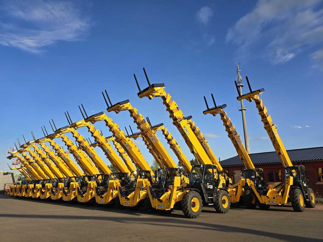 Baumaschinen mieten: Wiesecker bietet Kettenbagger, Radlader und Teleskoplader von JCB an.