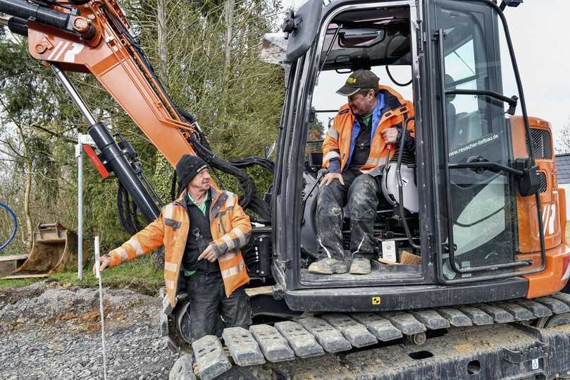 Polier Karl-Heinz Schoch (links) bespricht mit Baggerfahrer Friedrich Walder die nächsten Arbeitsschritte. | Foto: Dieter Göllner Polier Karl-Heinz Schoch (links) bespricht mit Baggerfahrer Friedrich Walder die nächsten Arbeitsschritte. | Foto: Dieter Göllner