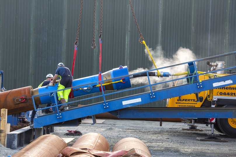Die druckluftbetriebene TAURUS-Ramme während des Vortriebs eines Stahlrohrs | Foto: Tracto Die druckluftbetriebene TAURUS-Ramme während des Vortriebs eines Stahlrohrs | Foto: Tracto