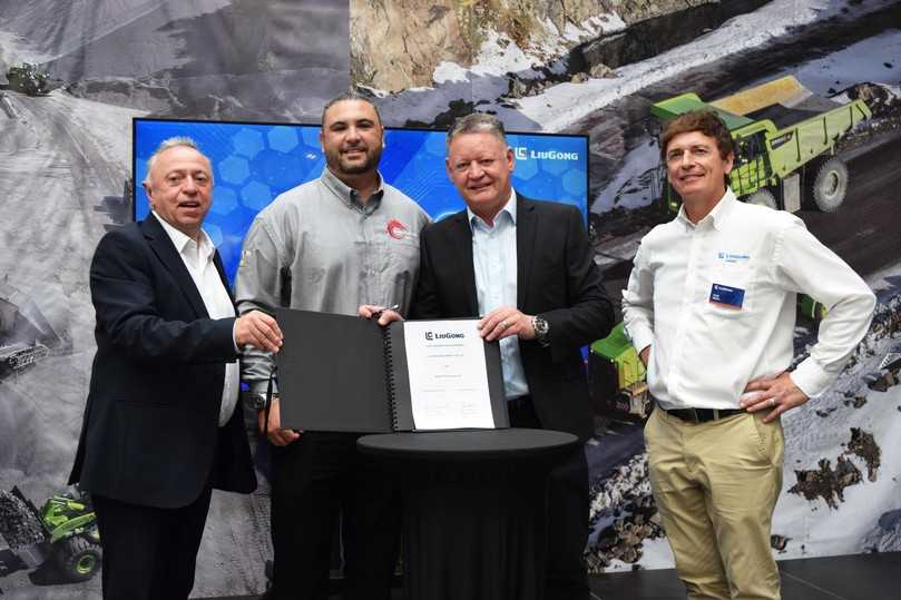 Vertragsunterzeichnung in England: (v.l.n.r.) Howard Dale, Präsident von LiuGong Europe, Jason Derraven, Geschäftsführer von Dragon Plant Sales Ltd, Dean Thornewell, Geschäftsführer von LiuGong UK, Andy Millen, LiuGong UK Händlerentwicklung. | Foto: LiuGong