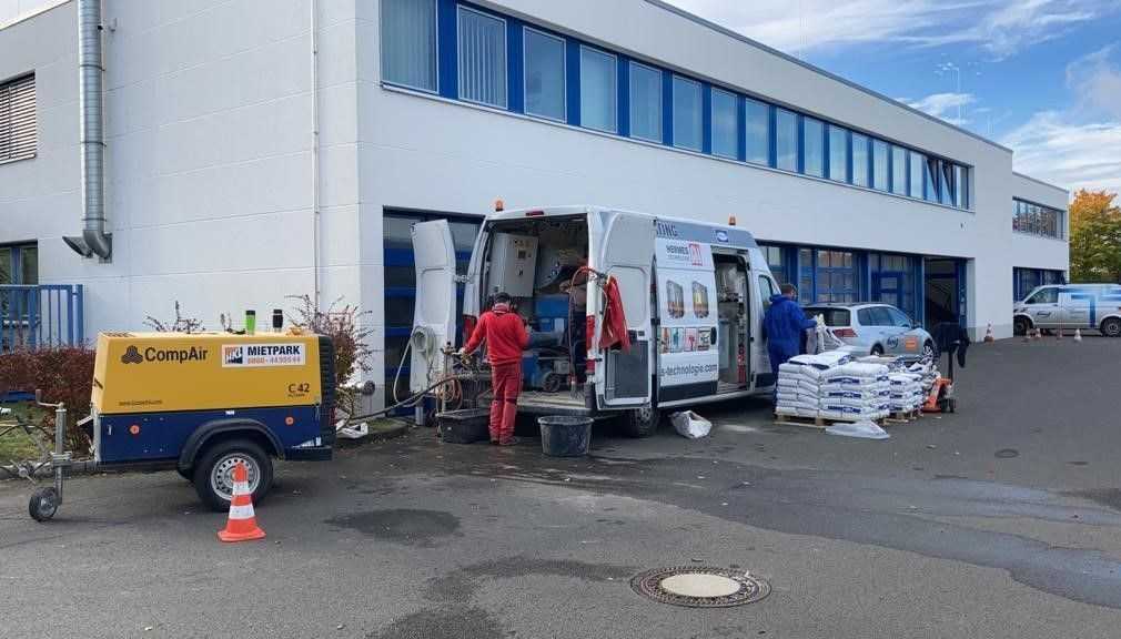 Korrodierte Betonoberflächen: Löschwasserbehälter mit Mörtel fit gespritzt Korrodierte Betonoberflächen: Löschwasserbehälter mit Mörtel fit gespritzt