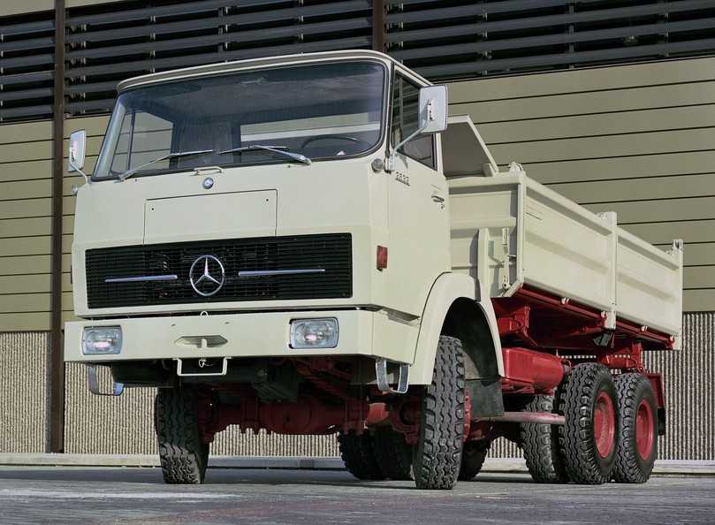 Der Mercedes Allrad-Frontlenker mit Kippmulde setzte sich aus Technik von Mercedes und Henschel zusammen. | Foto: Daimler Truck AG Der Mercedes Allrad-Frontlenker mit Kippmulde setzte sich aus Technik von Mercedes und Henschel zusammen. | Foto: Daimler Truck AG