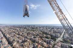 Liebherr-Krane bauen mit am höchsten Kirchturm der Welt