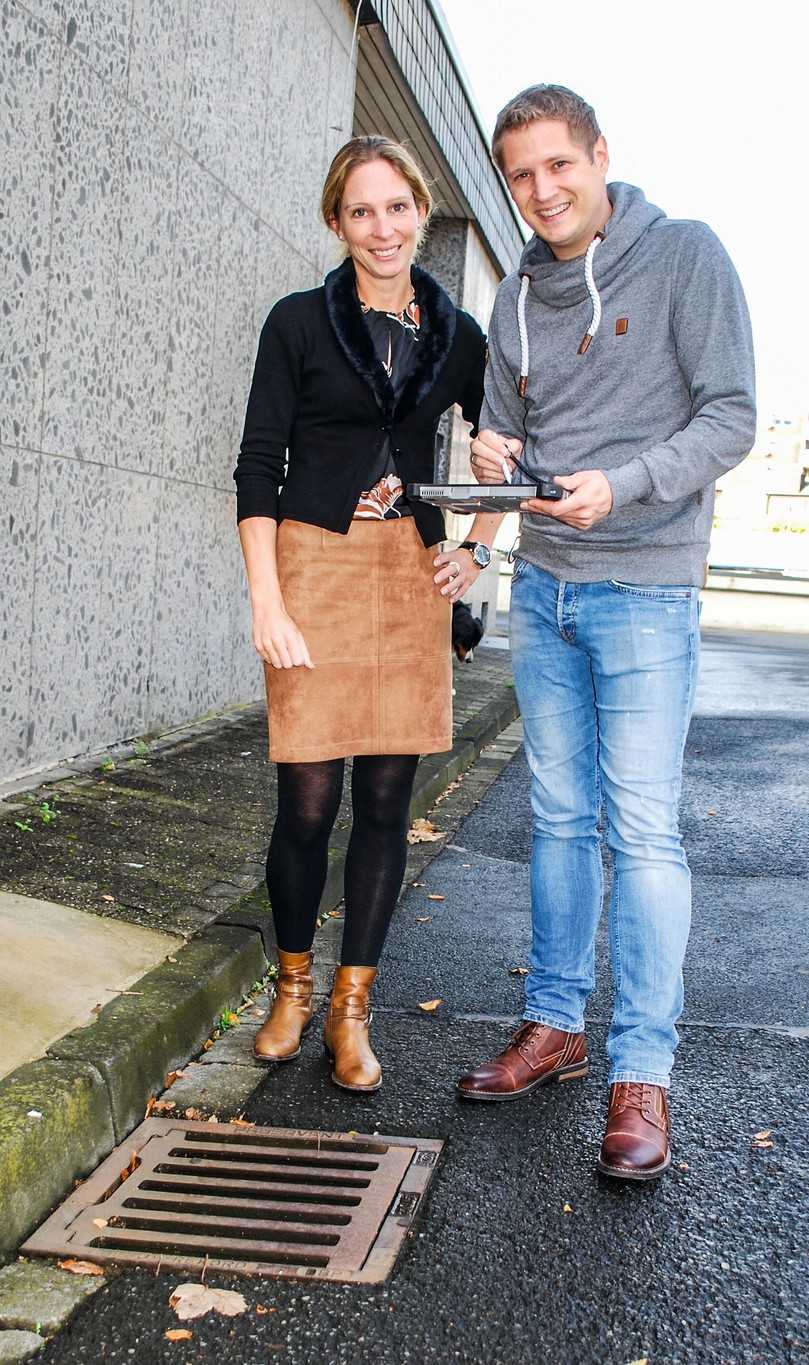 Für Daniela Fiege (Vorstand SAL) und Matthias Krölls haben die Ergebnisse des Forschungsvorhabens wichtige Informationen für die in Lünen entwickelte und auf digitalen Daten basierten Strategie einer bedarfsgerechten Reinigung der Straßenabläufe geliefert. | Foto: B_I/zu Eulenburg Für Daniela Fiege (Vorstand SAL) und Matthias Krölls haben die Ergebnisse des Forschungsvorhabens wichtige Informationen für die in Lünen entwickelte und auf digitalen Daten basierten Strategie einer bedarfsgerechten Reinigung der Straßenabläufe geliefert. | Foto: B_I/zu Eulenburg