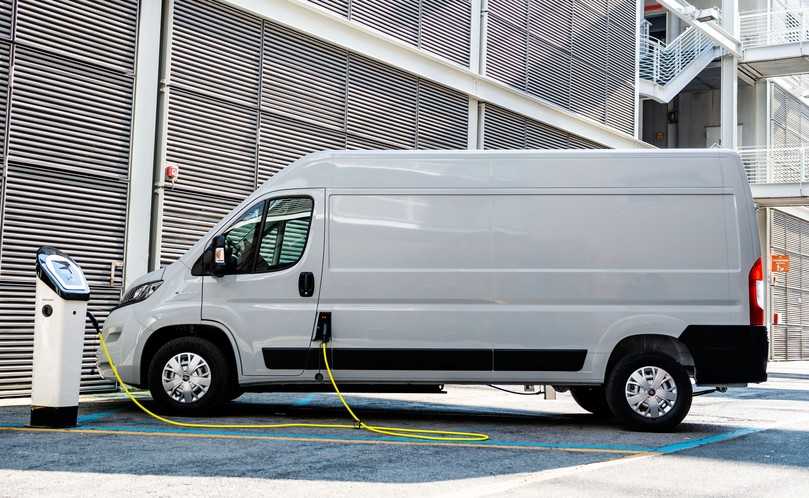 Mit dem größten Akku (79 kWh) soll der E-Fiat maximal 370 km weit im Stadtzyklus kommen. | Foto: ALDO FERRERO Mit dem größten Akku (79 kWh) soll der E-Fiat maximal 370 km weit im Stadtzyklus kommen. | Foto: ALDO FERRERO