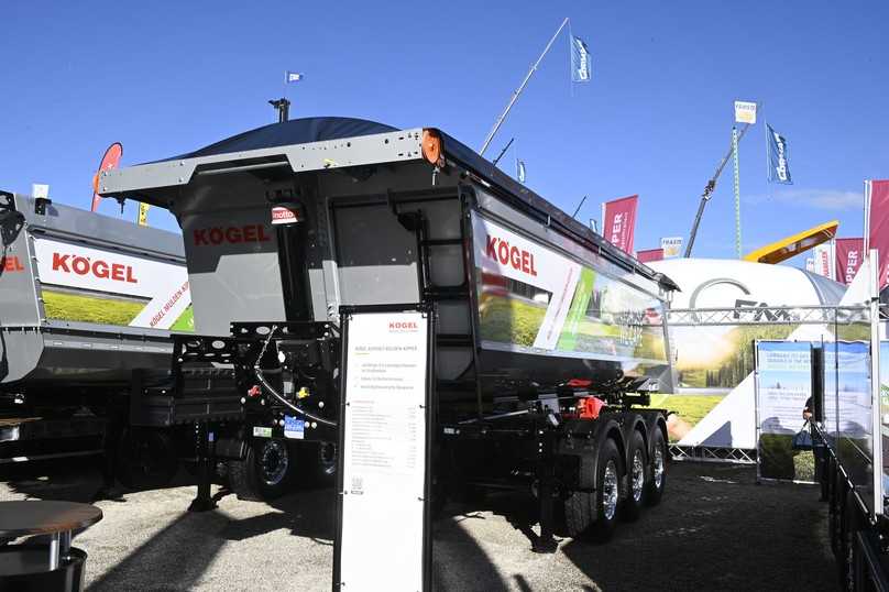 Der Kögel Asphalt-Muldenkipper stand bereits auf der bauma 2022 auf dem Münchener Messegelände. | Foto: QUATEX Der Kögel Asphalt-Muldenkipper stand bereits auf der bauma 2022 auf dem Münchener Messegelände. | Foto: QUATEX