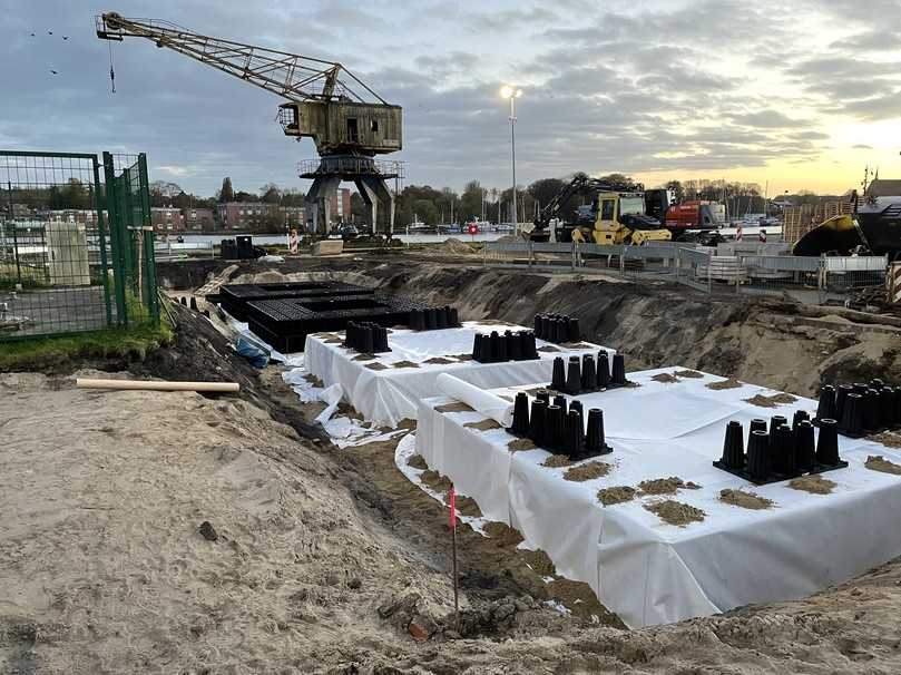 Mit einem Forschungsprojekt auf dem eigenen Gelände in Büdelsdorf testet Aco innovative Lösungsansätze, um Bäume mithilfe smarter Bewässerungstechnologie auch unter härtesten Bedingungen zu leistungsfähigen natürlichen Klimaanlagen heranwachsen zu lassen. | Foto: ACO Mit einem Forschungsprojekt auf dem eigenen Gelände in Büdelsdorf testet Aco innovative Lösungsansätze, um Bäume mithilfe smarter Bewässerungstechnologie auch unter härtesten Bedingungen zu leistungsfähigen natürlichen Klimaanlagen heranwachsen zu lassen. | Foto: ACO