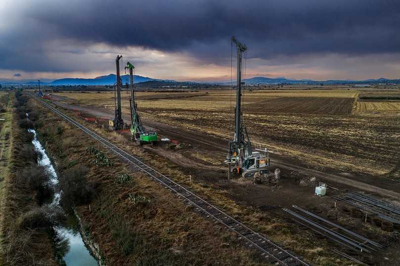 Bahnbau in Mexiko: Grupo Olsa setzt auf drei Bohrgeräte von Liebherr, um die Gründungspfähle für das Eisenbahnprojekt zu erstellen. | Foto: Liebherr/Roman Nöstler