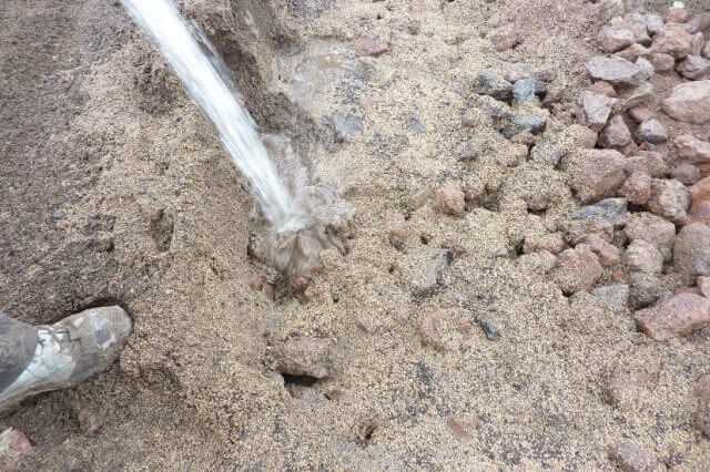 Beispiel Nordhorn: Der Bims-Xylit-Feinboden wird in die Groblava eingeschlämmt.