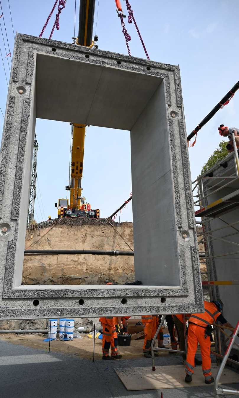 16 Betonfertigteile wurden per Kran an Ort und Stelle versetzt. | Foto: Kleihues Betonbauteile 16 Betonfertigteile wurden per Kran an Ort und Stelle versetzt. | Foto: Kleihues Betonbauteile