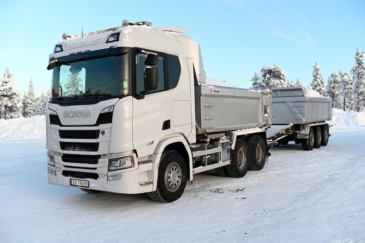 Die Kombination aus Scania 560 R 6x4-Hinterkipper und dreiachsigem Kippanhänger mit langer Zuggabel ist in Deutschland kaum anzutreffen. | Foto: Quatex
