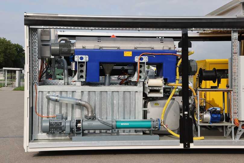 Einblick ins Innere der halbmobilen Mudcleaner-Technologie, als Container auf Abrollgestell. | Foto: Max Wild
