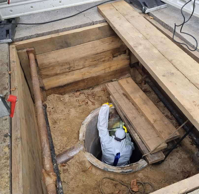 Bei zwei Schächten wurde der Konus abgenommen und über diese beiden minimalistischen Baugruben erfolgte der Einzug der sieben Schlauchliner. | Foto: Entsorgungsbetriebe Lübeck