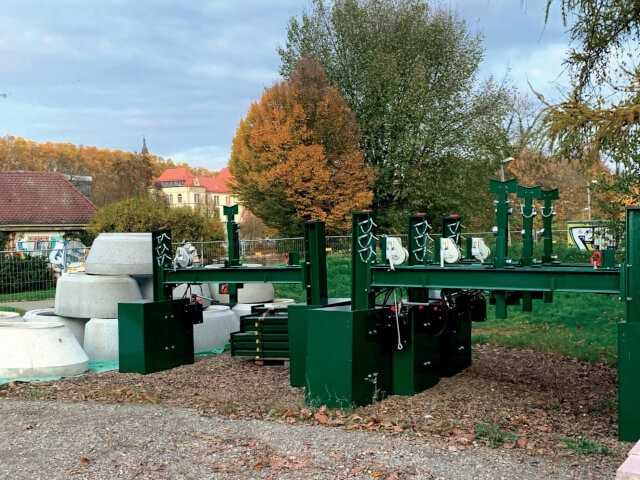 Die RSS-Rohrverlegehilfe auf dem Mischplatz in Tübingen. Dank dieser Erfindung schwimmen die Rohre im frisch eingebetteten Flüssigoben nicht auf. | Foto: FiFB Leipzig