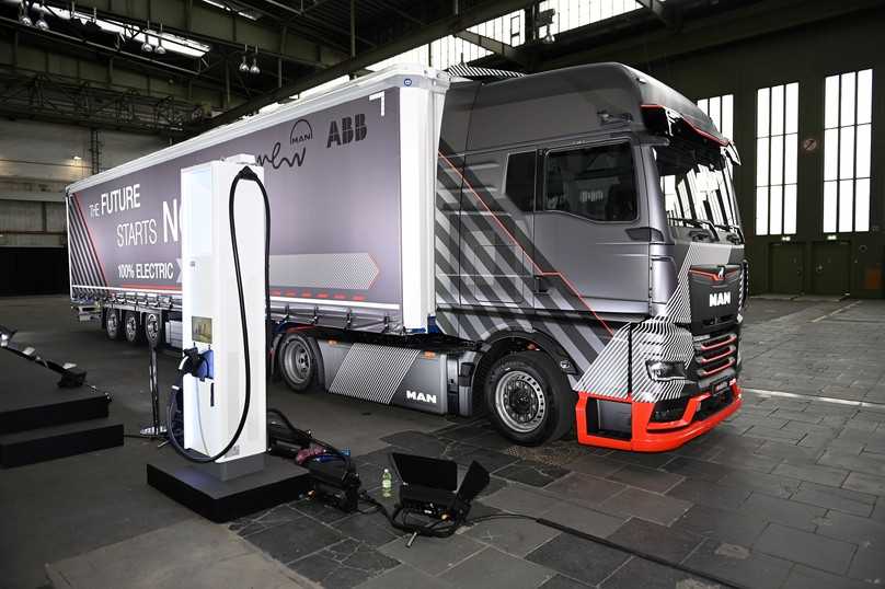 Der MAN E-Lkw ist erst ab 2024 verfügbar und soll mit Zwischenladen eine Reichweite von 600 bis 800 km haben. | Foto: Quatex Der MAN E-Lkw ist erst ab 2024 verfügbar und soll mit Zwischenladen eine Reichweite von 600 bis 800 km haben. | Foto: Quatex