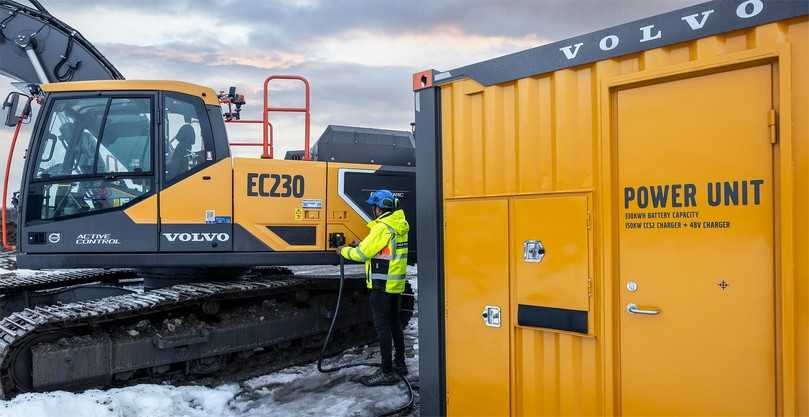 Standardmäßig wird der Volvo EC230 Electric über einen CCS2-Anschluss geladen. Eine weitere Option bildet eine mobile, speziell an die Anforderungen des Elektrobaggers abgestimmte Powerbank. | Foto: Volvo CE Standardmäßig wird der Volvo EC230 Electric über einen CCS2-Anschluss geladen. Eine weitere Option bildet eine mobile, speziell an die Anforderungen des Elektrobaggers abgestimmte Powerbank. | Foto: Volvo CE