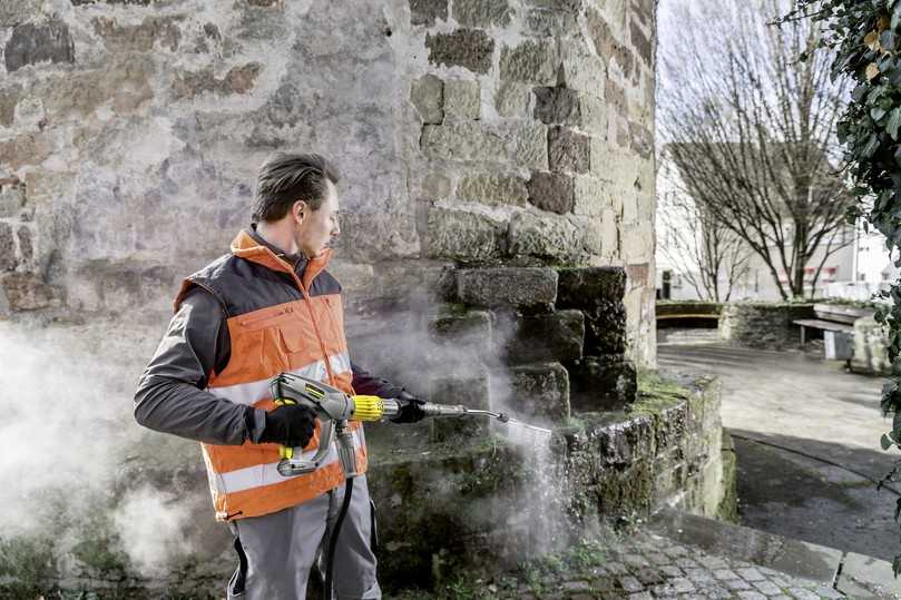 Leicht und handlich sind an Heißwasser-Hochdruckreiniger angeschlossene Lanzen mit Aufsätzen. Sie eignen sich auch für die Unkrautbeseitigung an schwer zugänglichen Stellen, zum Beispiel an Mauern oder in Nischen. | Foto: Kärcher