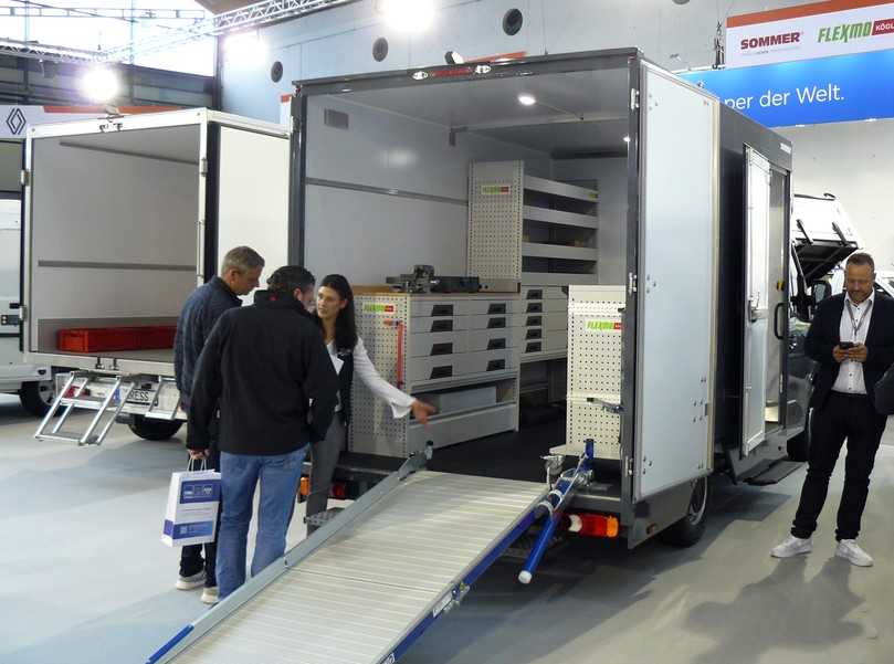 Sommer-Koffer auf Renault Master mit nach innen schwenkender Faltrampe. | Foto: Randolf Unruh Sommer-Koffer auf Renault Master mit nach innen schwenkender Faltrampe. | Foto: Randolf Unruh