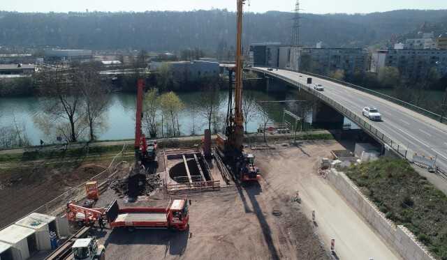 Parallelarbeit in Perfektion. Während die letzten Aushubbohrungen durchgeführt werden, kann der Hitachi ZX 350LC-6 TS mit Teledipper das lockere Material unter Wasser ausheben.