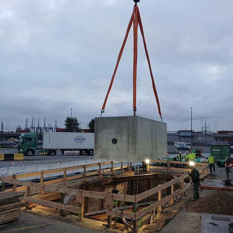 Der Lamellenklärer ViaTub III beim Einsetzen in die Baugrube | Foto: Mall