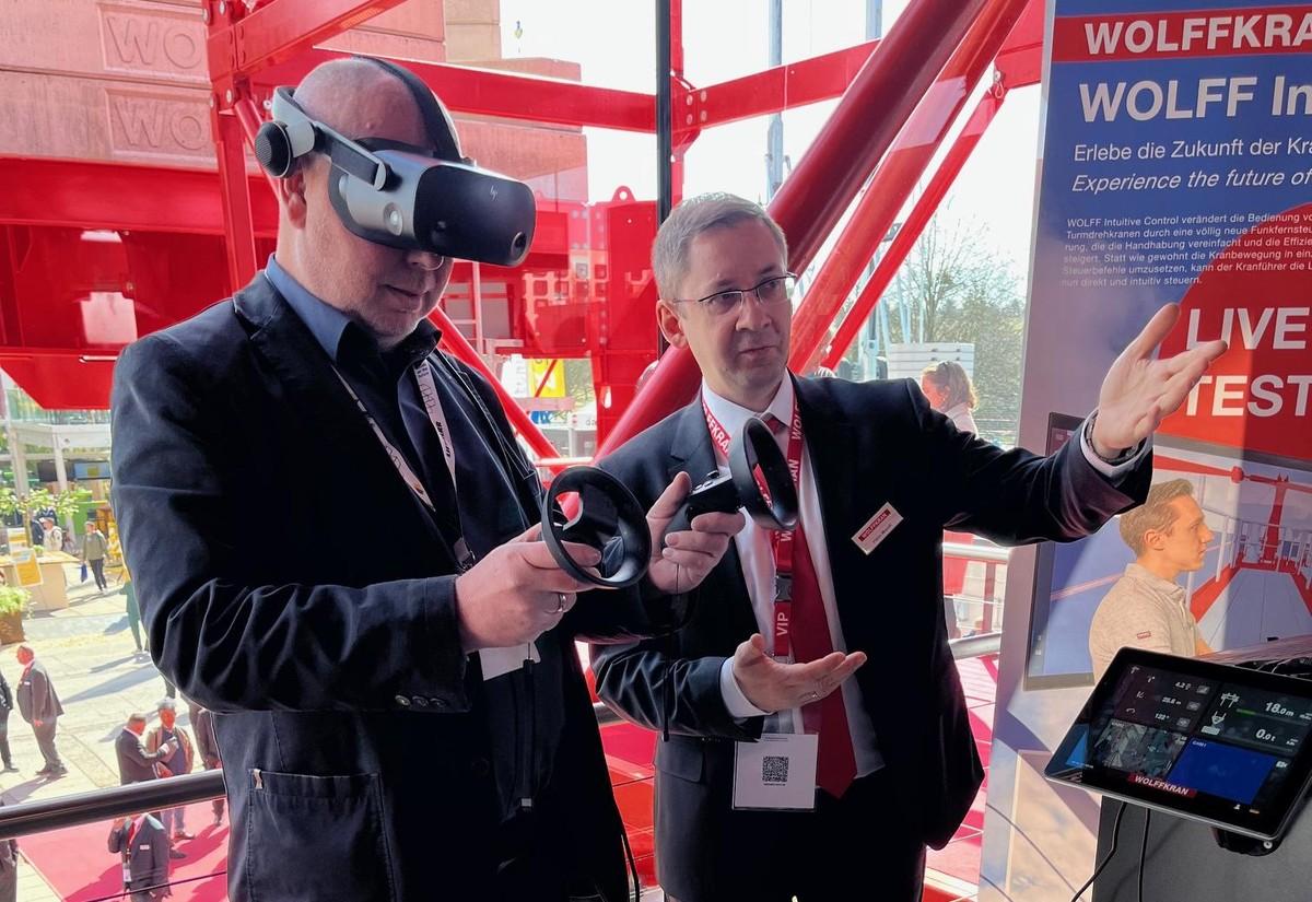 Kran steuern mit der neuen Fernbedienung „Wolff Intuitive Control“: Auf der bauma können Journalisten und Besucher das virtuell selbst ausprobieren. | Foto: D. Spoo