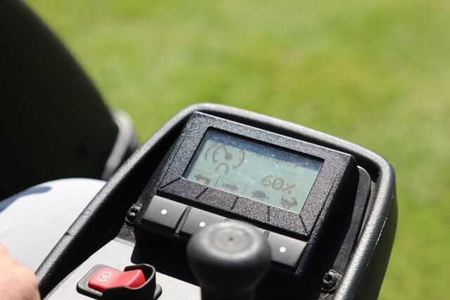 Die Bedienung der Maschine ist identisch wie bei John Deeres Fairway-Mähern der 7000er und 8000er Serien.