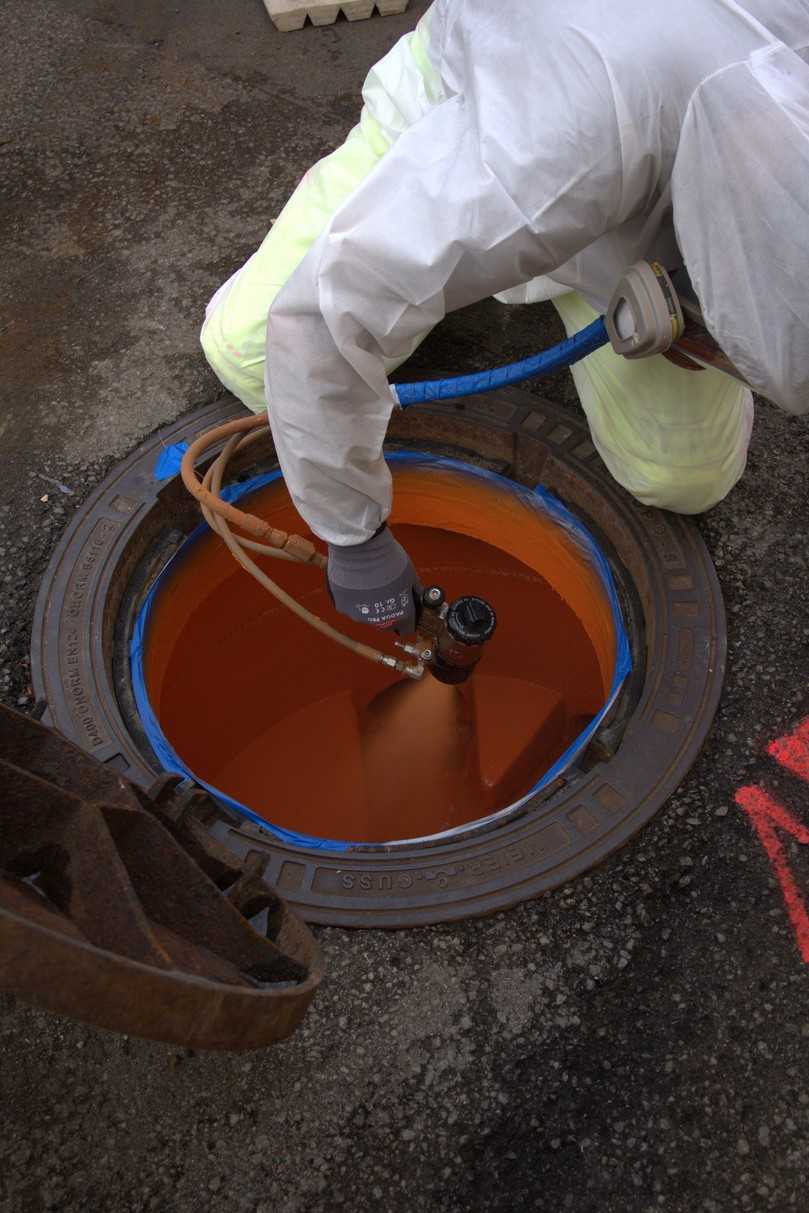 Aufbringen der ersten Lage des „Obic 1000“ (Polyurea) | Foto: Swietelsky-Faber