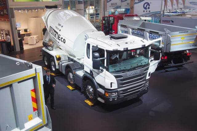 Auch die Schweden können leicht: Vierachser vom Typ P410 mit 9-m³-Trommel.