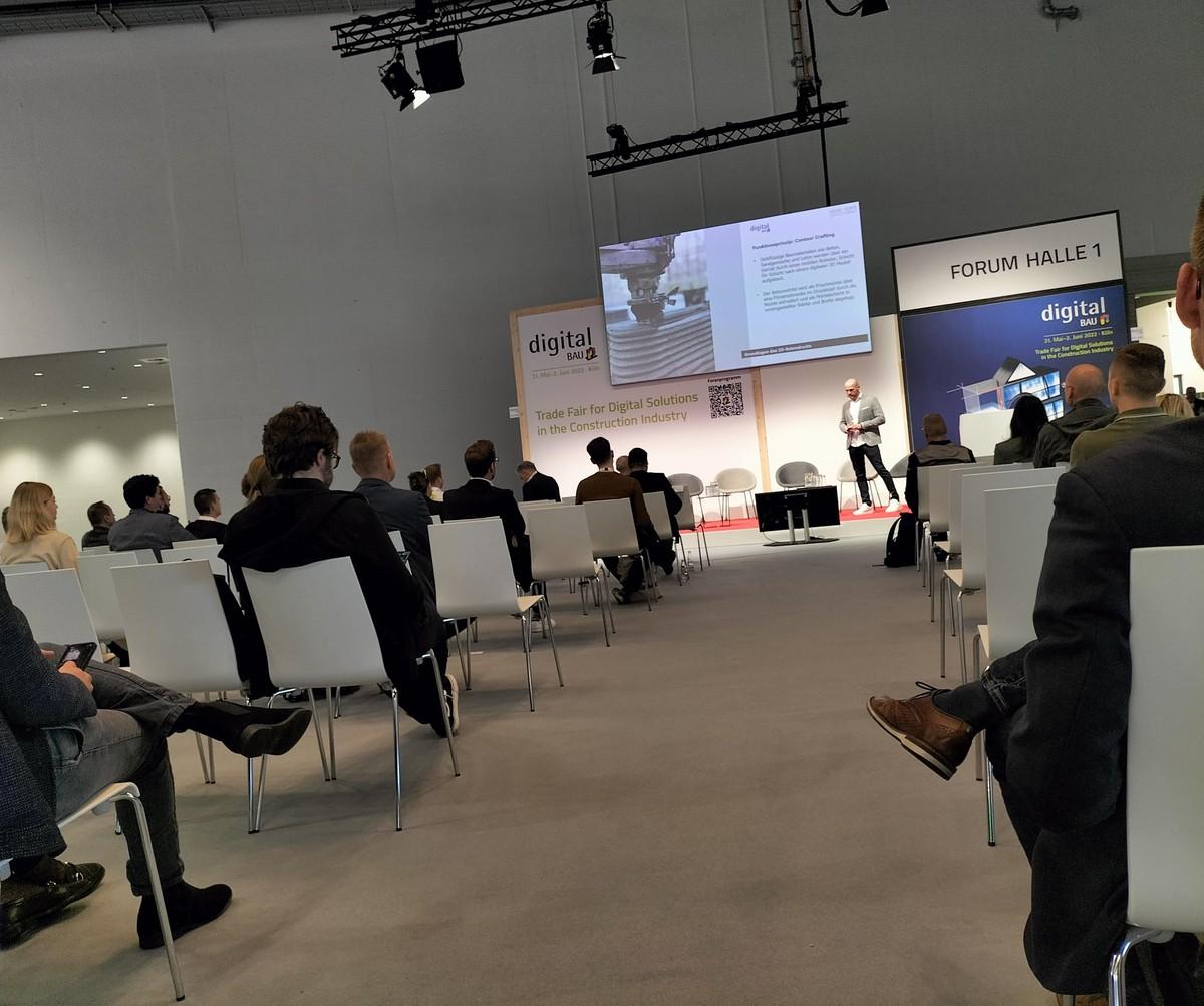 Im Vortrag "Digitale Fabrikation im 3D-Betondruck" stellte Waldemar Korte die Fortschritte im Hochbau mit Betondruck vor. | Foto: B_I/Stärck